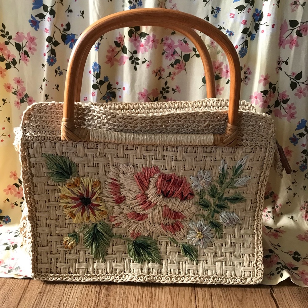 Wicker | floral | tote w | wooden accent🌿🌸